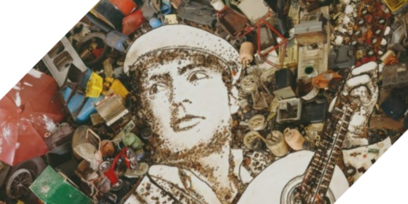 Artista che utilizza prodotti riciclati