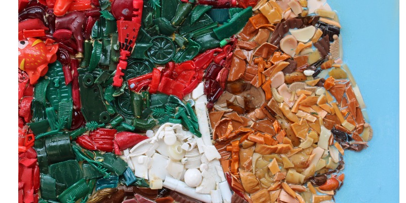  Artiste qui utilise des matériaux recyclés 