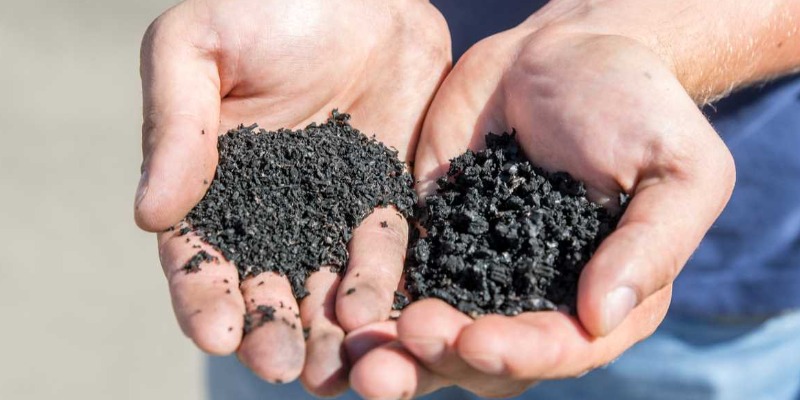 rMIX: Ground in recycled rubber from 1,4-3 mm.