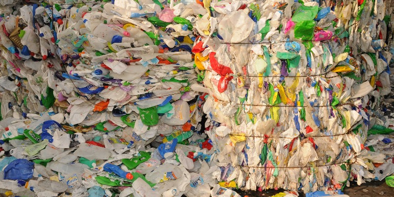  Reciclaje de residuos de plástico y papel 