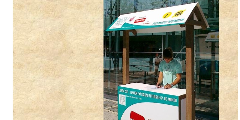 rMIX: kiosque à journaux pour foires, événements ou marchés en plastique recyclé de couleur bois