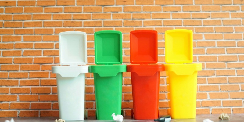 Contenedores de basura domésticos hechos de plástico virgen: una bofetada a la economía circular