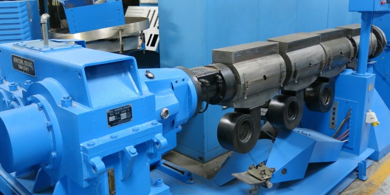 Vendita di macchine per la lavorazione delle materie plastiche usate