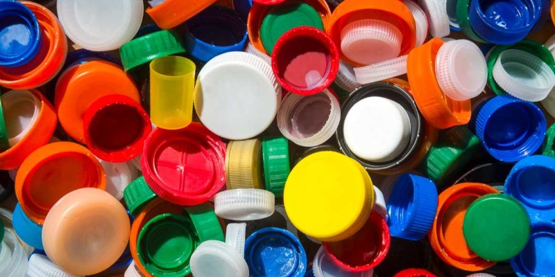 Plastiques recyclés: broyage, lavage, tamisage et ensachage pour des tiers