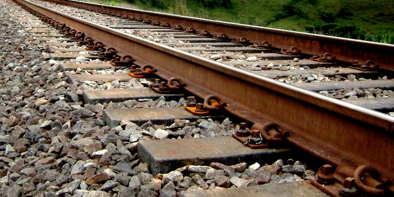 Produzione di traversine per il treno in materiale polimerico riciclato, cunei e polimeri riciclati