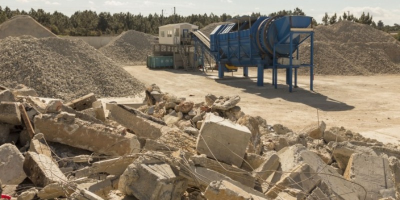 Clasificación de residuos de reciclaje. Con más de cuarenta años de experiencia en el sector, la empresa destaca por su compromiso con la gestión sostenible de residuos y actividades de demolición. Su principal objetivo es reducir, reutilizar, recuperar y reciclar materiales, alargando su ciclo de vida y limitando su impacto ambiental.