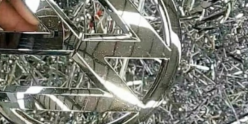 Injection molding and chrome plating of plastic materials for third parties. We specialize in hard chrome plating and precision grinding, offering customized solutions to improve the resistance and durability of mechanical components. Thanks to advanced technologies and certified processes, we guarantee high-quality treatments for various industrial sectors, from automotive to hydraulics. Our goal is to optimize the performance of materials, reducing wear and contributing to greater production efficiency.