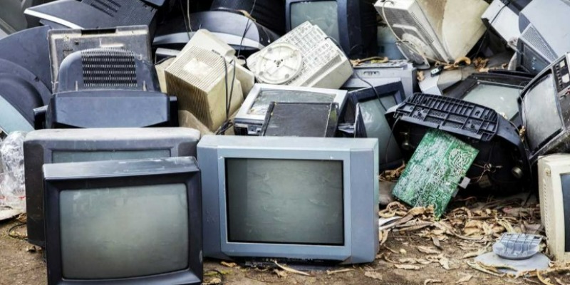 Treatment of electrical and electronic waste WEEE. ​We are an Italian company with over 35 years of experience in the disposal and recovery of electrical and electronic waste (WEEE), both hazardous and non-hazardous. We manage 20,000 tons of waste annually, helping to save 90,000 tons of CO₂ through recycling. Our services include WEEE recovery and treatment, waste logistics and intermediation, management of exhausted batteries and accumulators, fiscal destruction of material goods and the security of sensitive data. We operate in compliance with current regulations, ensuring sustainable and customized solutions for over 2,000 customers.