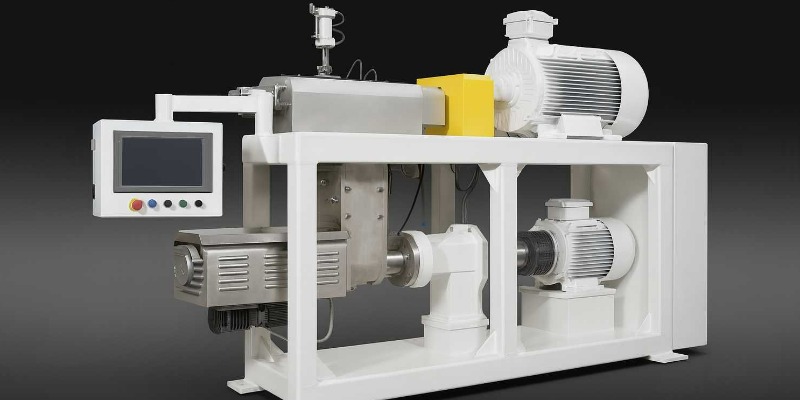 Operiamo da decenni nel mondo della compounding dei polimeri, progettando soluzioni continue in grado di miscelare materiali ad alta carica e sensibili al calore con grande efficienza. I nostri impianti integrano camera di miscelazione e unità di estrusione indipendenti, consentendo l’inserimento di vari sistemi di alimentazione e pelletizzazione per applicazioni diversificate. Utilizziamo rotori controrotanti che garantiscono un’ottima dispersione e stabilità termica, mentre il design modulare è pensato per ridurre i tempi di manutenzione e massimizzare la produttività. Il sistema di comando digitale offre controllo in tempo reale e possibilità di gestione remota, adattandosi a diversi scenari produttivi. Chi cerca una tecnologia compatta e performante per l’ottimizzazione dei processi di compound trova in noi un partner affidabile e innovativo.