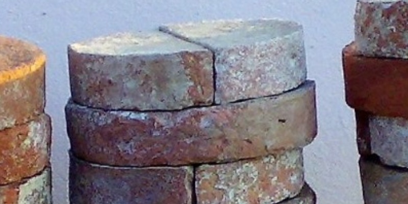 rMIX: Briques en Croissant Récupérées et Recyclées pour Colonnes