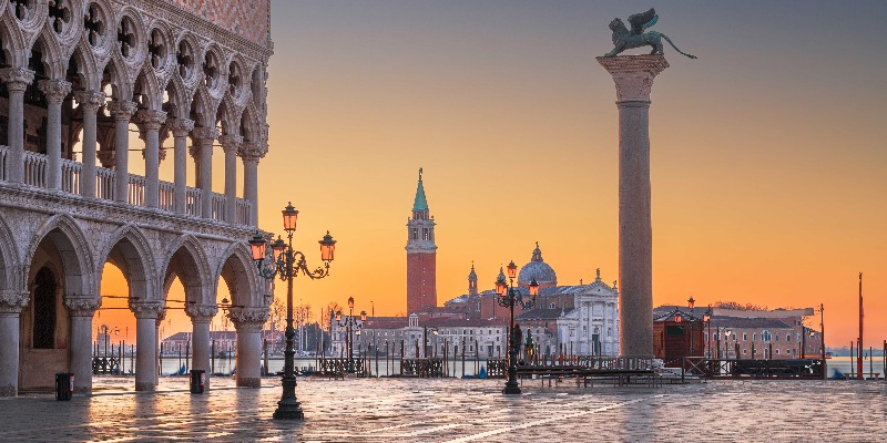Venezia Rinascimentale: Dove la Bellezza Indossava una Maschera
