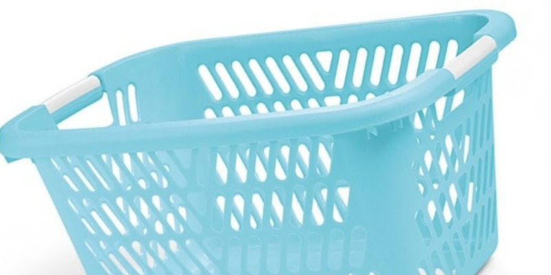 Production of colored plastic vases and plastic accessories for the home